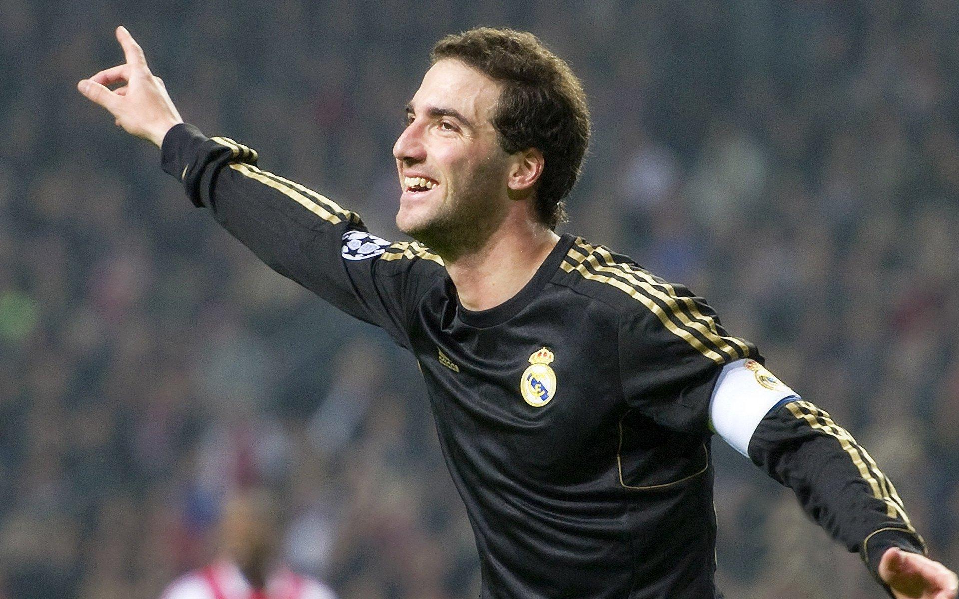 温情跨越千里，巴萨吉祥物暖心探访拉菲尼亚爱子，以爱回击歧视阴霾